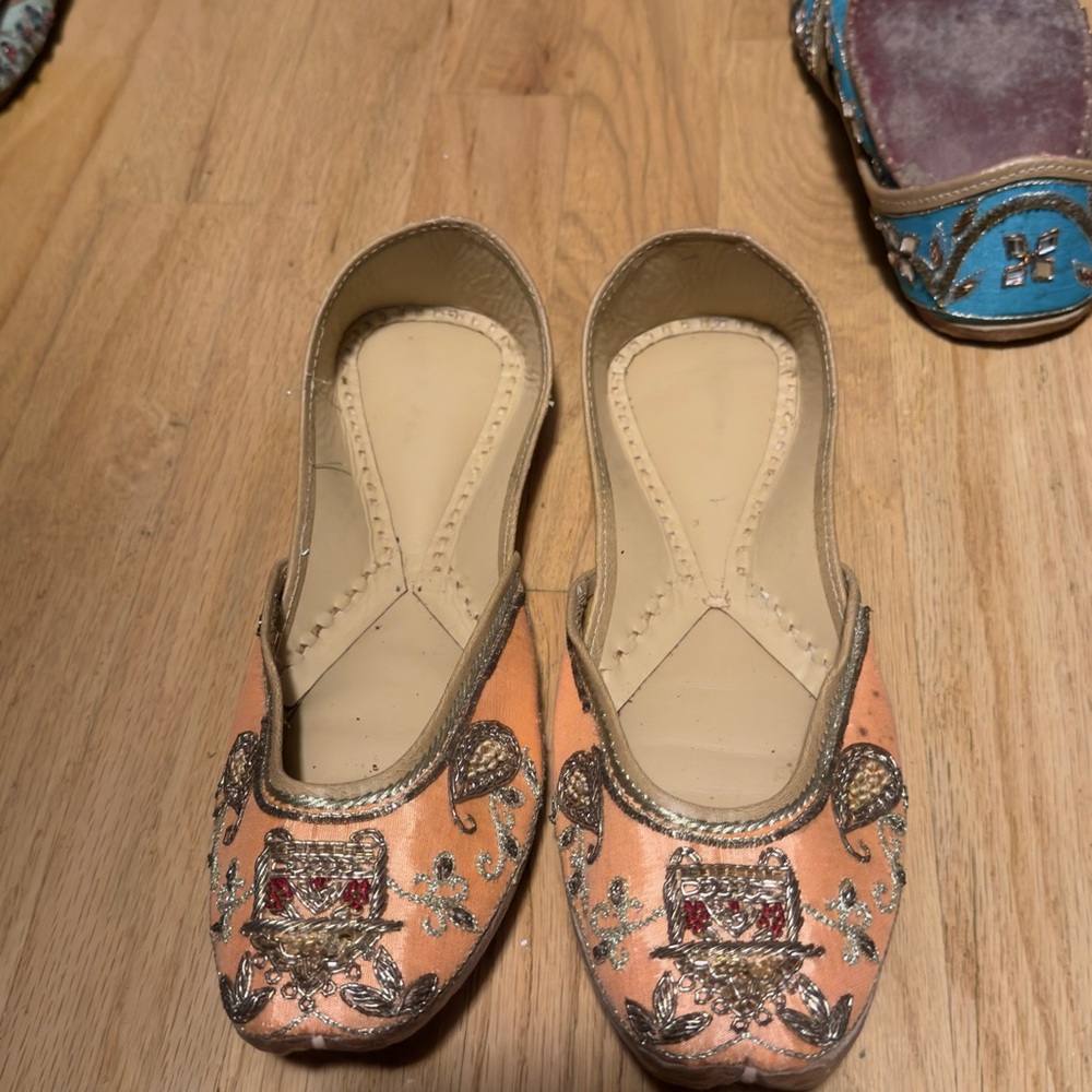 Embellished Peach Women’s Slip-On Juttis